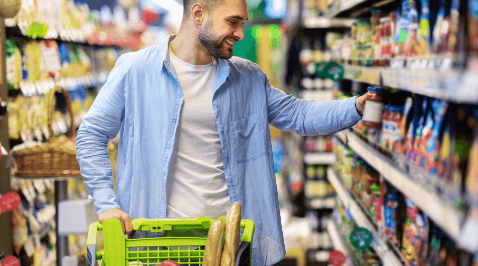 Um homem fazendo compras no supermercado