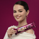 Biscoito-Chocolate-Recheio-Canela-e-Leite-Condensado-Selena-Gomez-Oreo-Pacote-90g